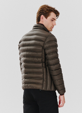 Krótka pikowana kurtka w kolorze brązowym