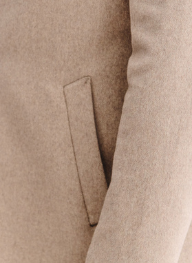 Beżowy płaszcz z wełną