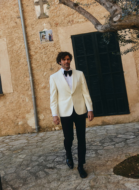 Marynarka smokingowa w jasnym beżowym kolorze