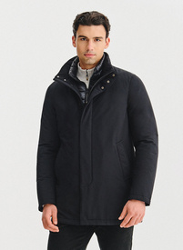 Czarna kurtka z odpinanym kołnierzem