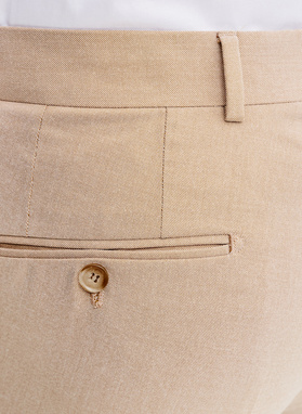 Beżowy garnitur męski