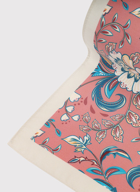 Różowa poszetka w kwiatowy wzór