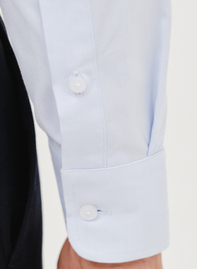 Gładka koszula męska w kolorze jasnoniebieskim