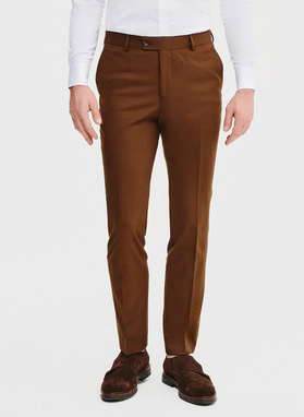 Brązowy garnitur męski