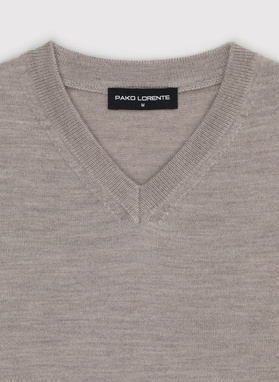 Wełniany sweter w kolorze beżowym