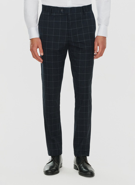 Trzyczęściowy granatowy garnitur męski w kratę