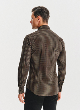 Brązowa koszula we wzór