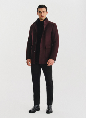 Bordowy płaszcz zapinany na guziki
