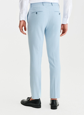 Ślubny błękitny garnitur męski