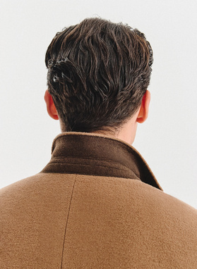 Kamelowy płaszcz męski z odpinaną stójką