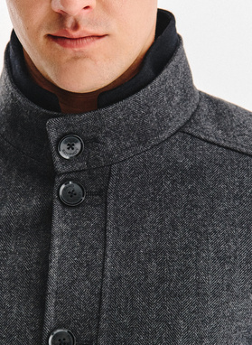 Szary płaszcz zapinany na guziki