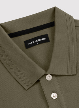 Oliwkowy t-shirt polo na trzy guziczki