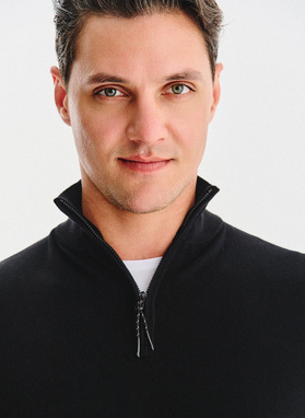 Czarny sweter z rozpinaną stójką