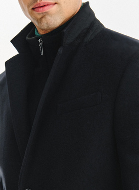 Czarny płaszcz męski z odpinaną stójką
