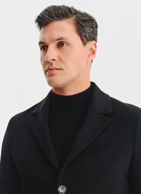 Czarny płaszcz z wełną