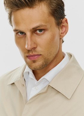 Beżowy wiosenny płaszcz męski