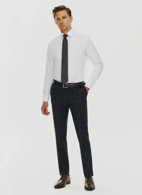 Garnitur męski w kratkę w odcieniu granatowym