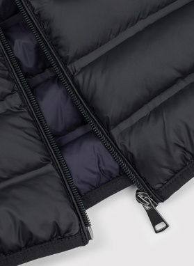 Czarna kurtka pikowana