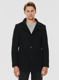 Czarny płaszcz męski zapinany na guziki
