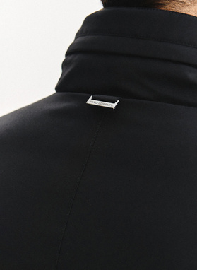 Czarna kurtka z odpinanym kołnierzem