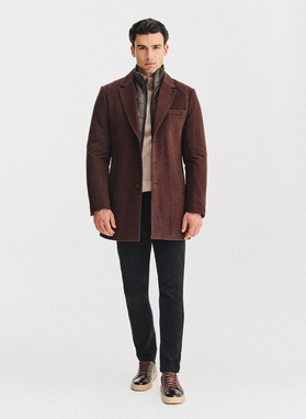Brązowy płaszcz męski z odpinanym kołnierzem