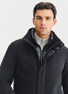 Czarna kurtka z odpinanym kołnierzem