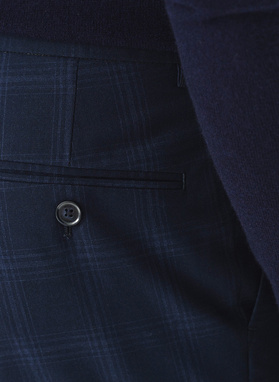 Dwuczęściowy garnitur męski w kratę