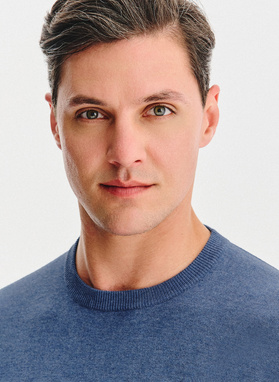 Niebieski sweter męski