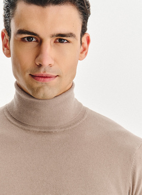 Beżowy gładki golf męski