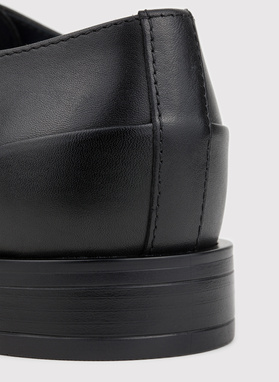 Czarne skórzane buty derby