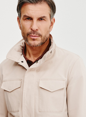 Wiosenna kurtka w kolorze beżowym