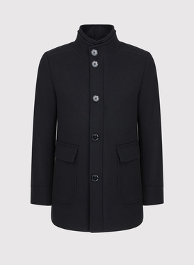 Czarny płaszcz męski zapinany na guziki