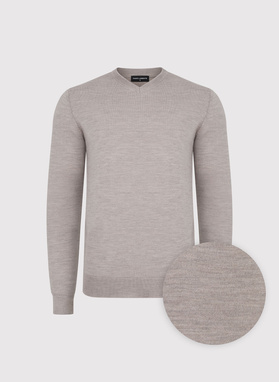 Wełniany sweter w kolorze beżowym