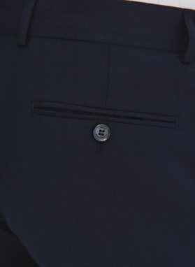 Garnitur męski w subtelną kratę