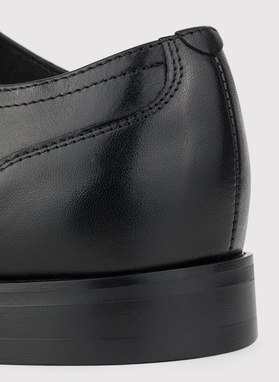 Czarne buty męskie typu brogsy