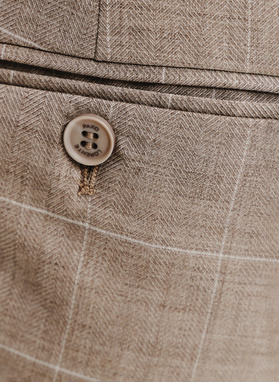 Dwurzędowy garnitur męski w kratkę