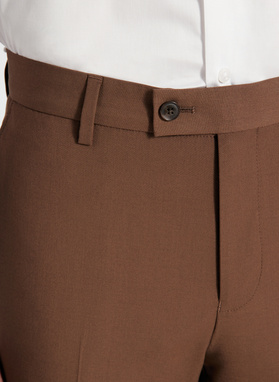 Gładki brązowy garnitur męski