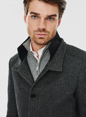 Szary płaszcz męski zapinany na guziki