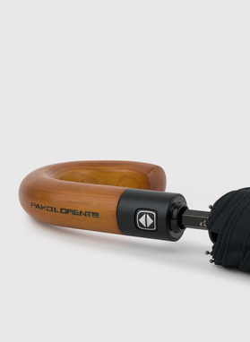 Czarny parasol z drewnianą rączką