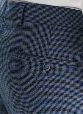 Granatowy garnitur męski w pepitkę