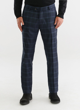 Granatowy garnitur w kratę