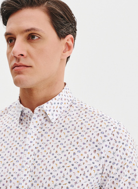 Biała koszula męska we wzór morski