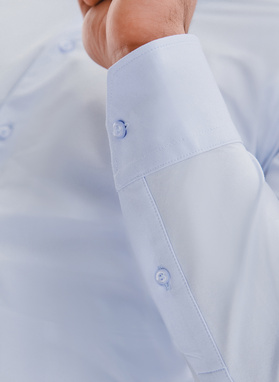 Jasnoniebieska koszula z dzianiny