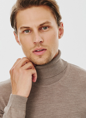 Męski golf w kolorze beżowym