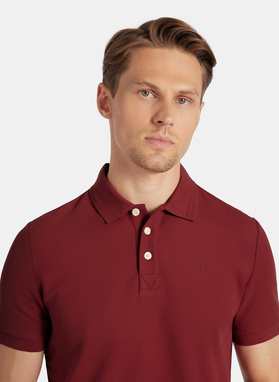 Bordowy t-shirt polo na trzy guziczki