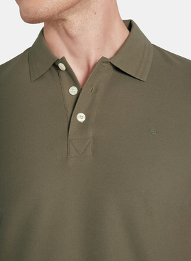 Oliwkowy t-shirt polo na trzy guziczki