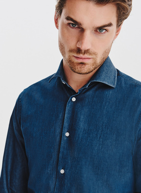 Niebieska koszula jeansowa