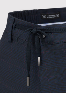 Męskie spodnie w kolorze granatowym w kratę