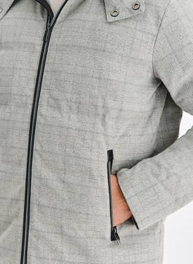 Szara kurtka w kratę z odpinanym kapturem