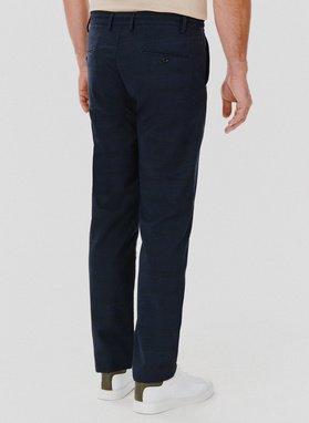 Męskie spodnie w kolorze granatowym w kratę